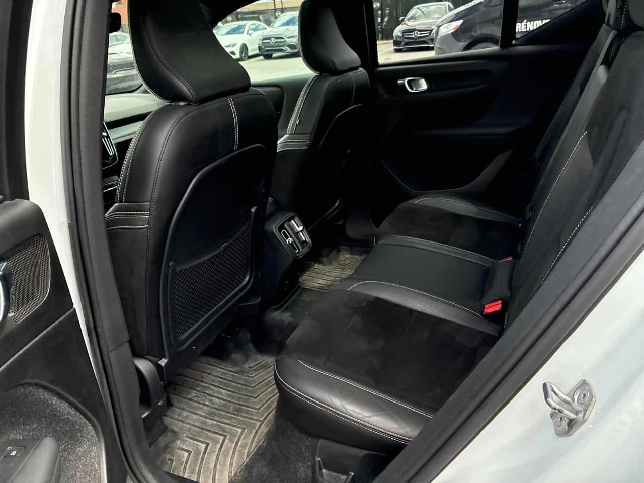 Volvo XC40 | R Design | ДВА КЛЮЧА | ПАНОРАМА | ПОДГРЕВ | , снимка 13 - Автомобили и джипове - 54460335