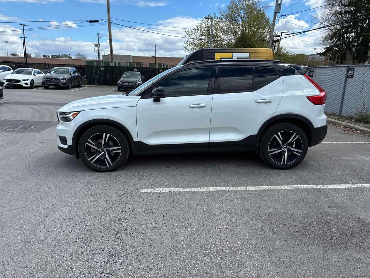 Volvo XC40 | R Design | ДВА КЛЮЧА | ПАНОРАМА | ПОДГРЕВ | , снимка 2 - Автомобили и джипове - 54460335