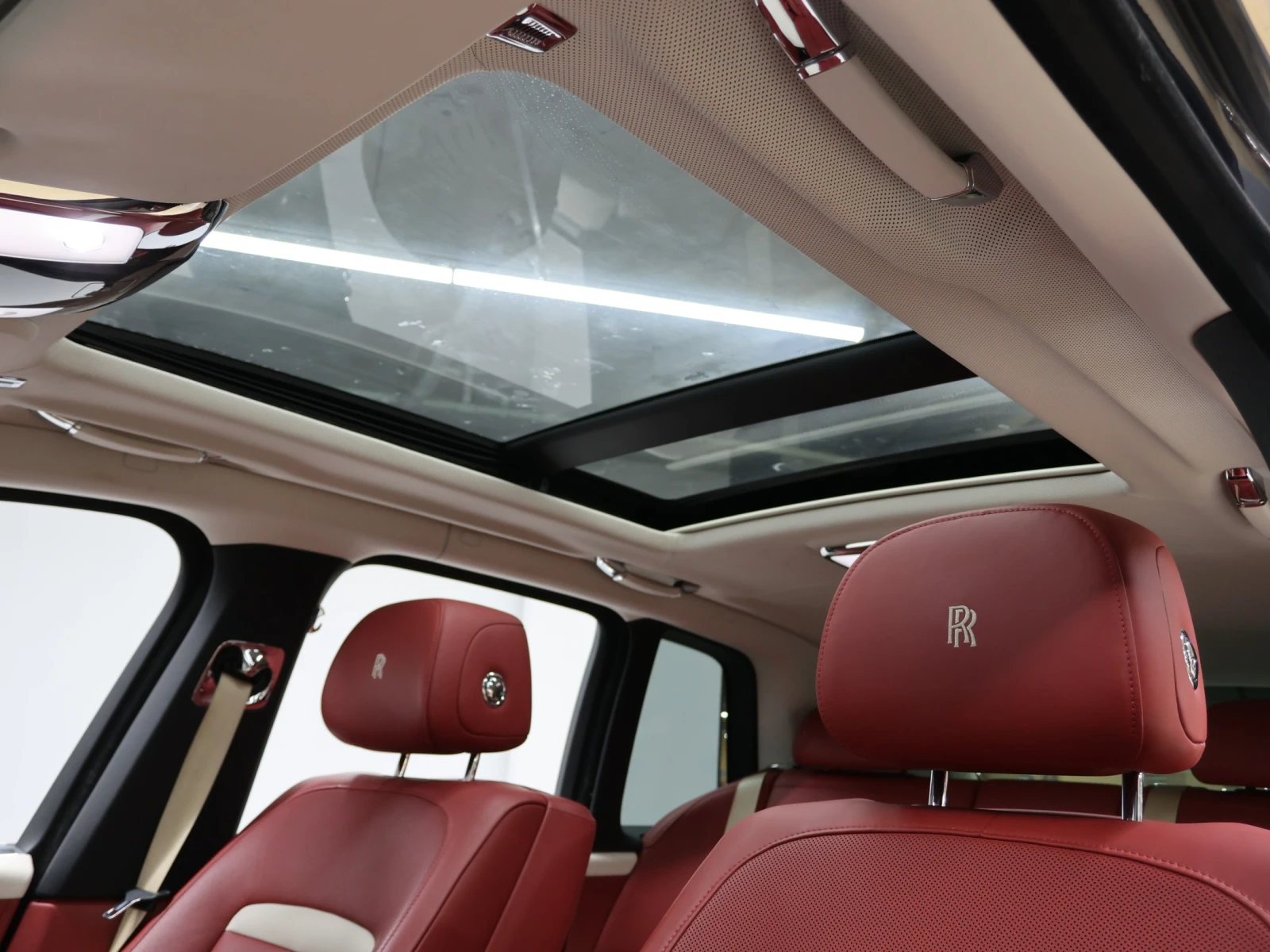 Rolls-Royce Cullinan 6.7* HUD* BLIND SPOT* SOFT CLOSE* 360* ЛЮК* КРАЙНА, снимка 9 - Автомобили и джипове - 55435668