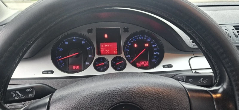 VW Passat, снимка 7 - Автомобили и джипове - 52840759