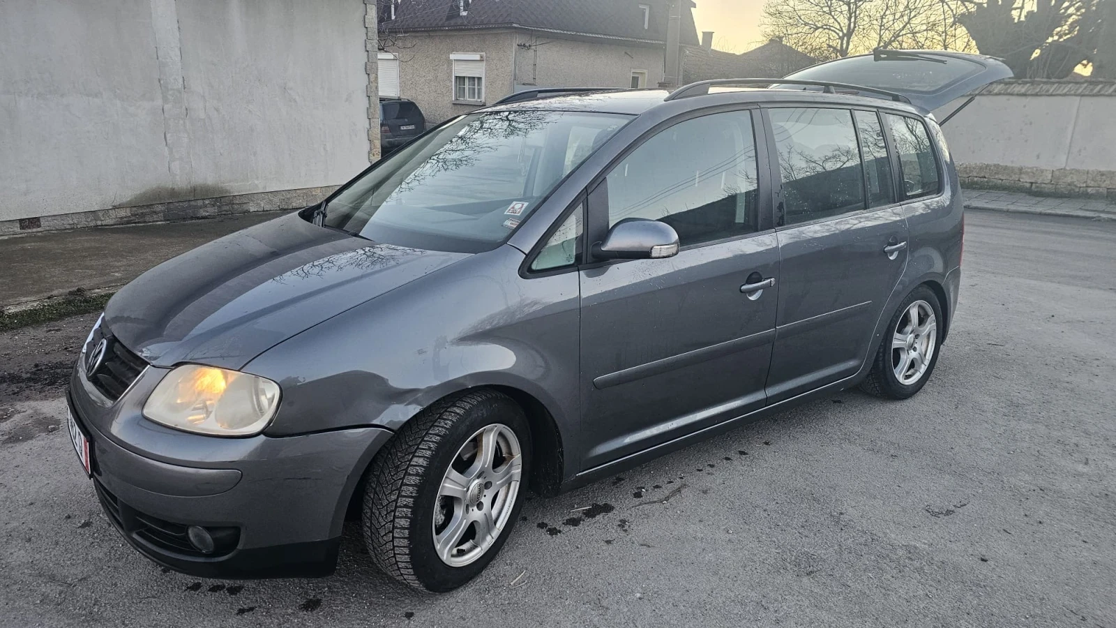 VW Touran, снимка 11 - Автомобили и джипове - 53618133