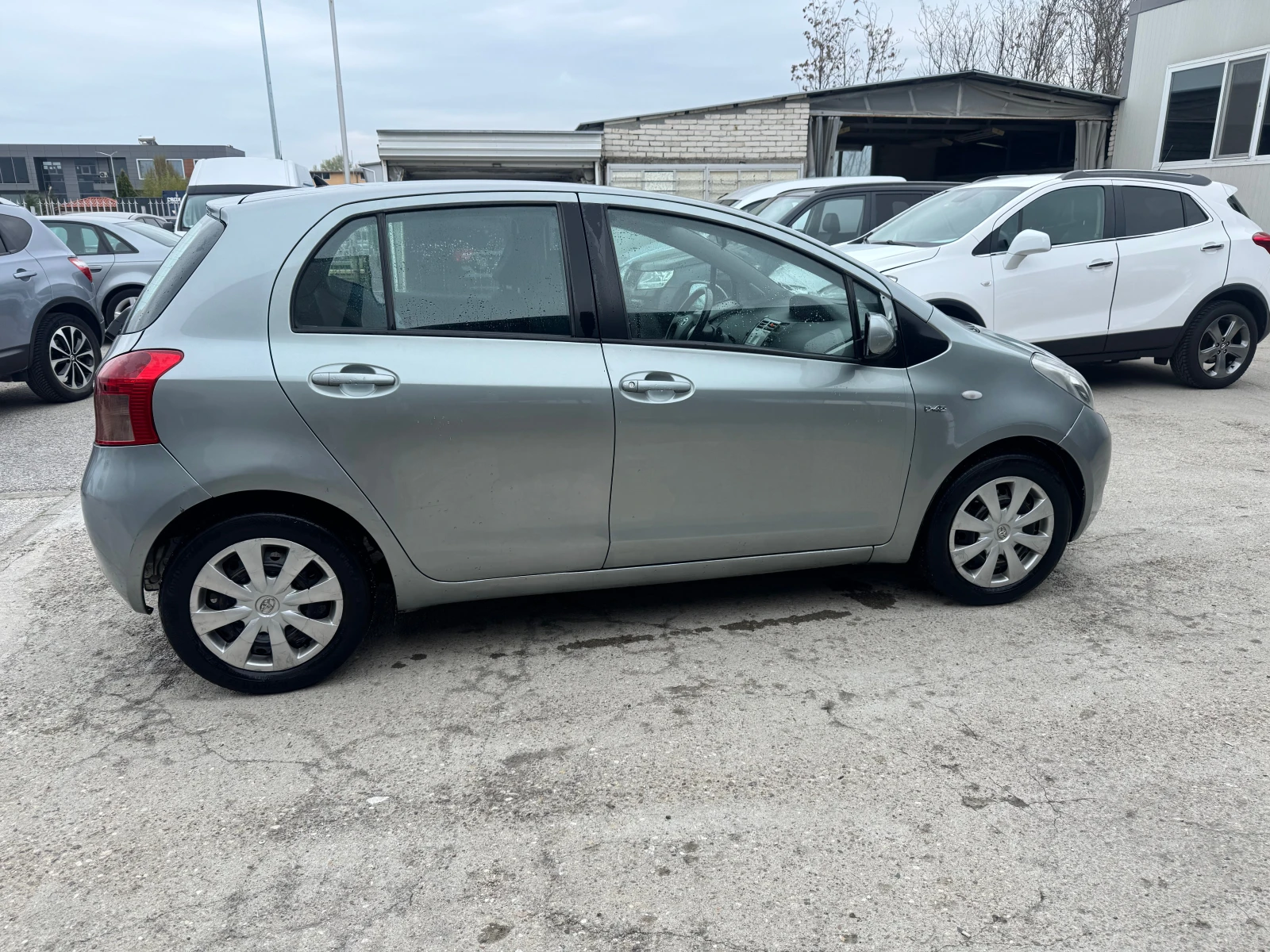 Toyota Yaris Automat, снимка 4 - Автомобили и джипове - 54163610