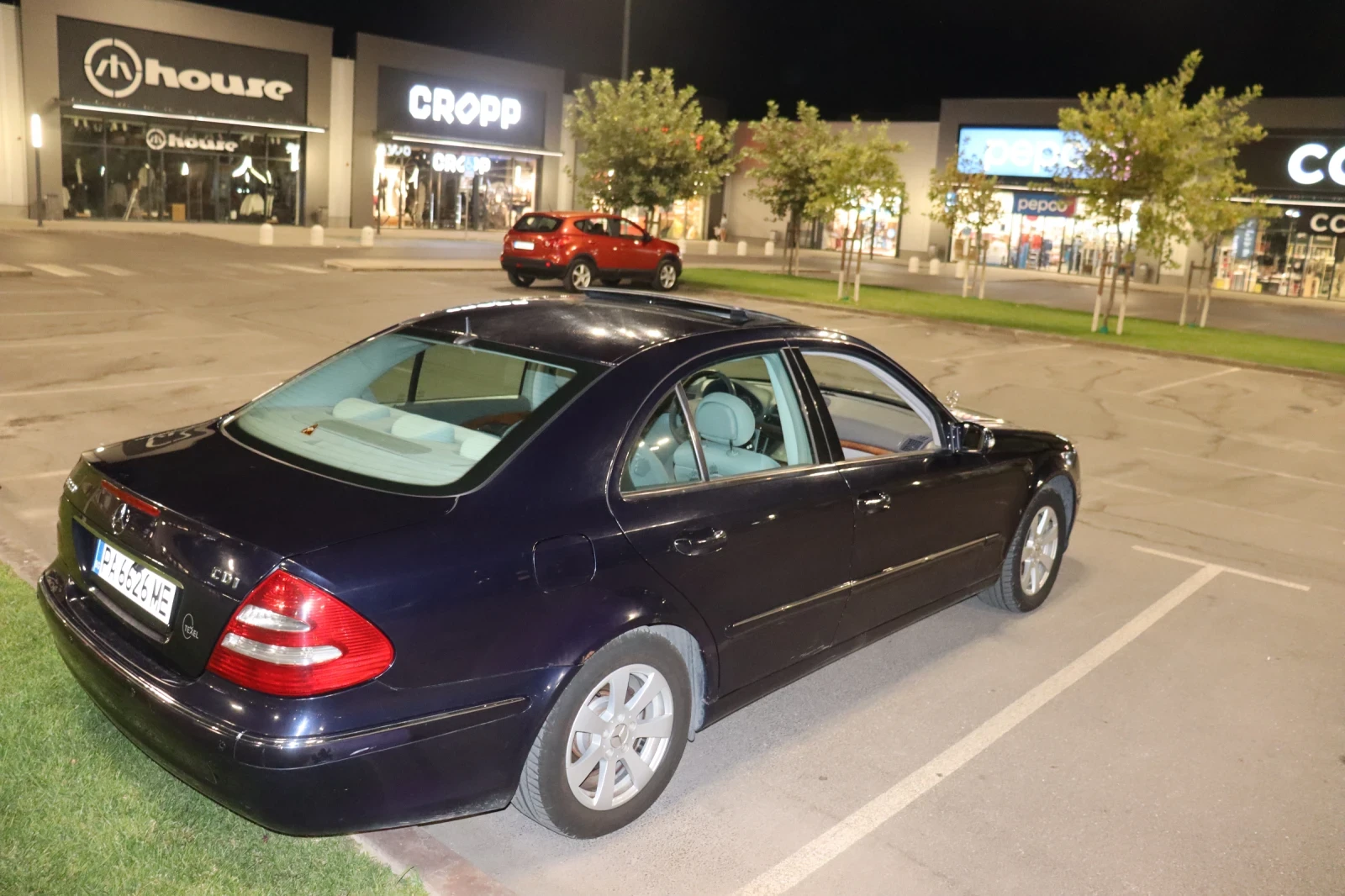 Mercedes-Benz E 220, снимка 5 - Автомобили и джипове - 56057327