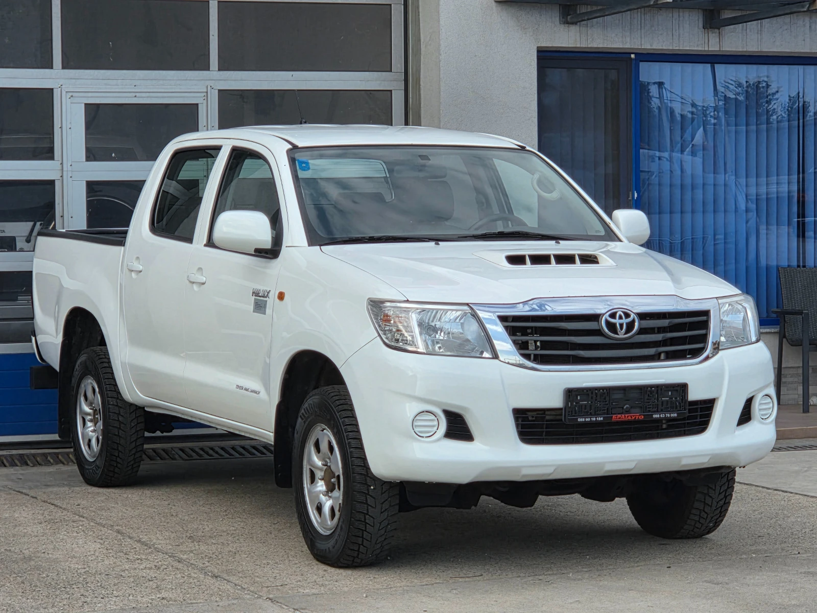 Toyota Hilux 2.5D-4D/DOUBLE CAB, снимка 2 - Автомобили и джипове - 55930571