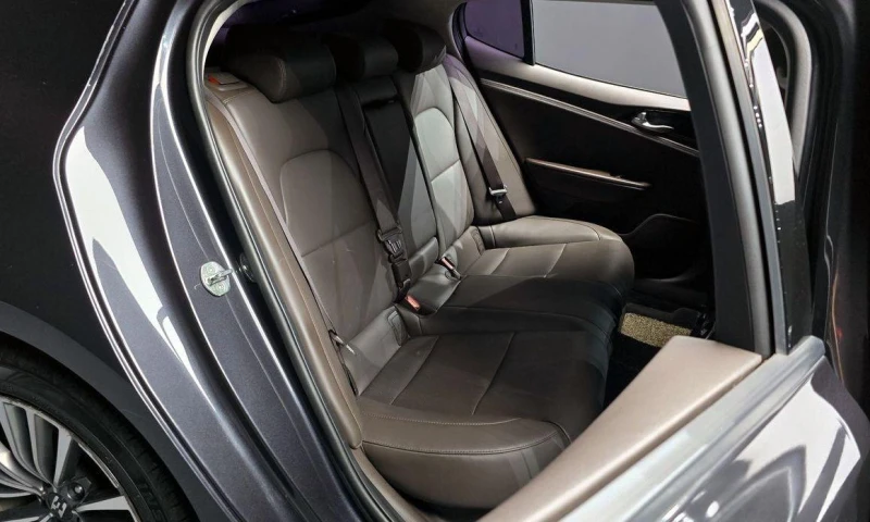 Kia Stinger 2.0 Turbo 2WD * НАЙ-ДОБРА ЦЕНА В БЪЛГАРИЯ* , снимка 12 - Автомобили и джипове - 51965413