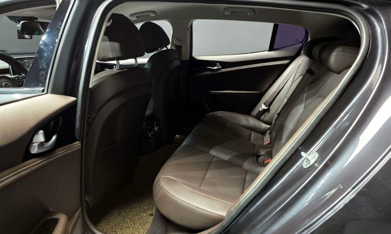 Kia Stinger 2.0 Turbo 2WD * НАЙ-ДОБРА ЦЕНА В БЪЛГАРИЯ* , снимка 13 - Автомобили и джипове - 51965413