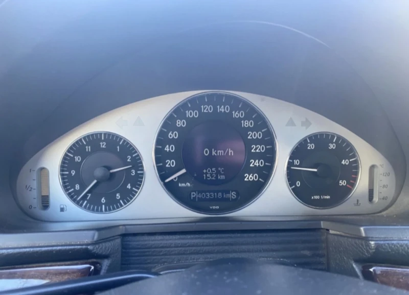 Mercedes-Benz E 220, снимка 3 - Автомобили и джипове - 53293996