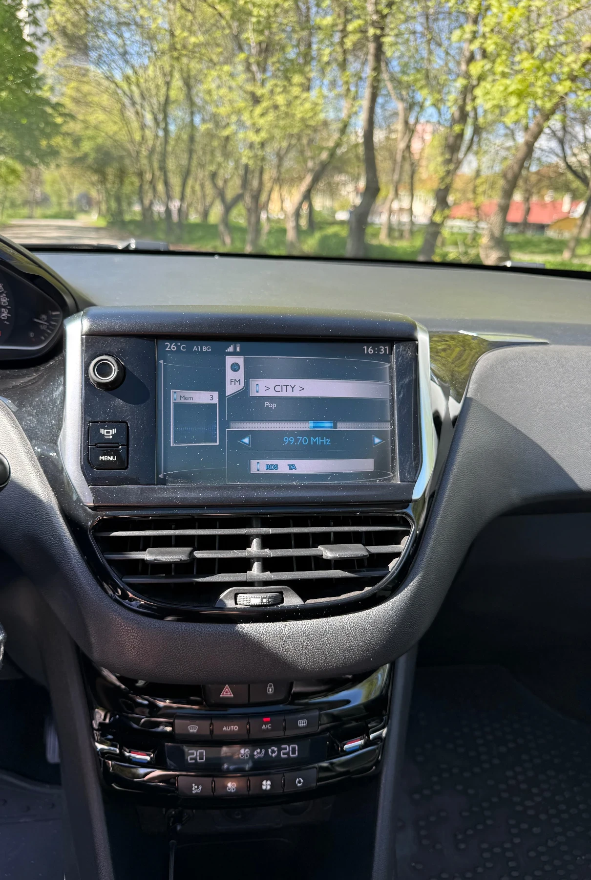 Peugeot 208 e-HDi, снимка 10 - Автомобили и джипове - 54387453