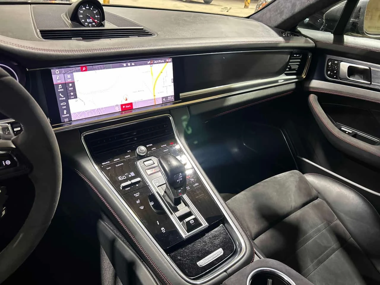 Porsche Panamera * GTS * CARFAX * , снимка 9 - Автомобили и джипове - 56256415
