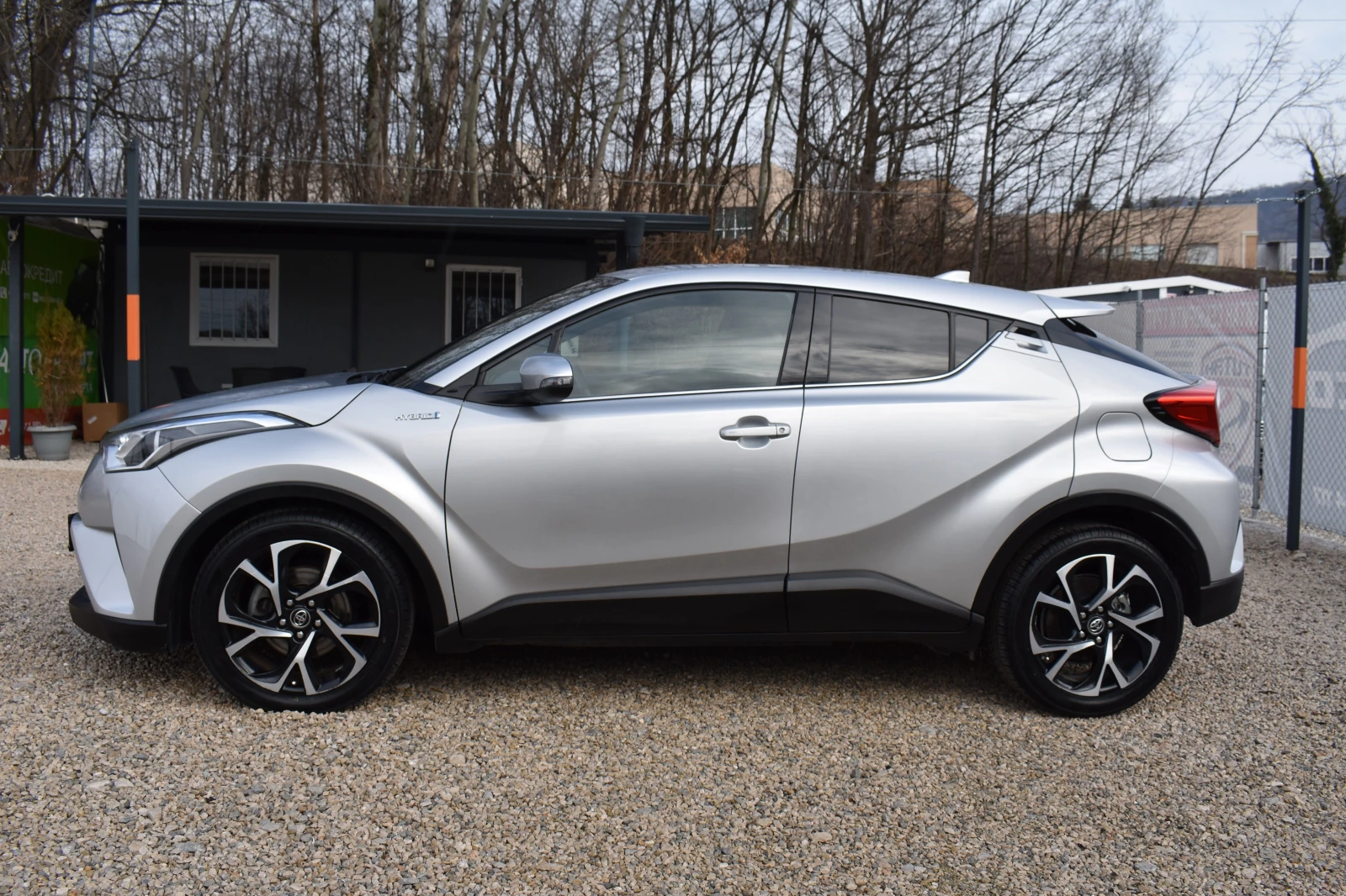 Toyota C-HR 1.8HYBRID/ACTIVE/KEYLESSGO/КАТО НОВА!!! - изображение 2