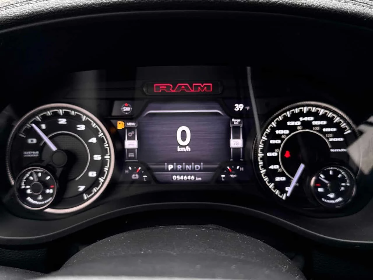 Dodge RAM 1500  Laramie /CARFAX / CAMERA / ОБДУХВАНЕ  - изображение 8