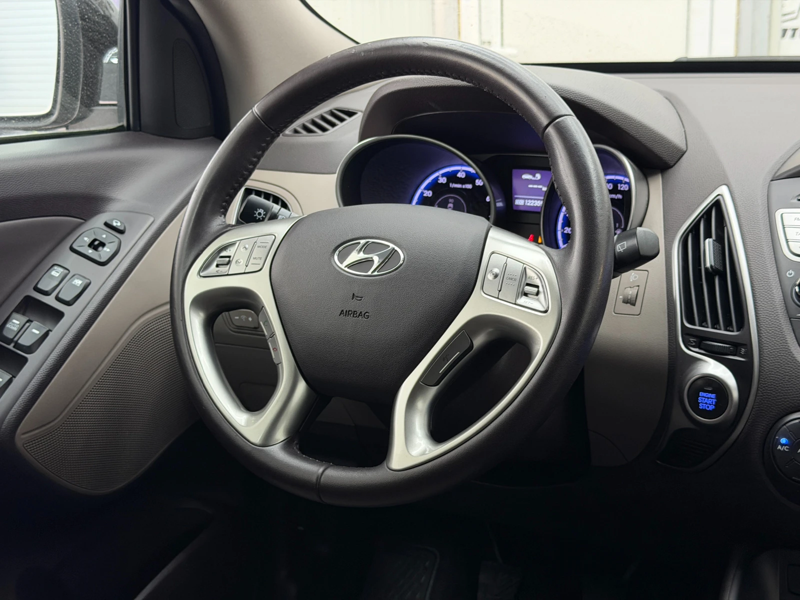 Hyundai IX35 2.0i-163к.с.* 4x4* С ПЪЛНА СЕРВИЗНА ИСТОРИЯ, снимка 11 - Автомобили и джипове - 53977806