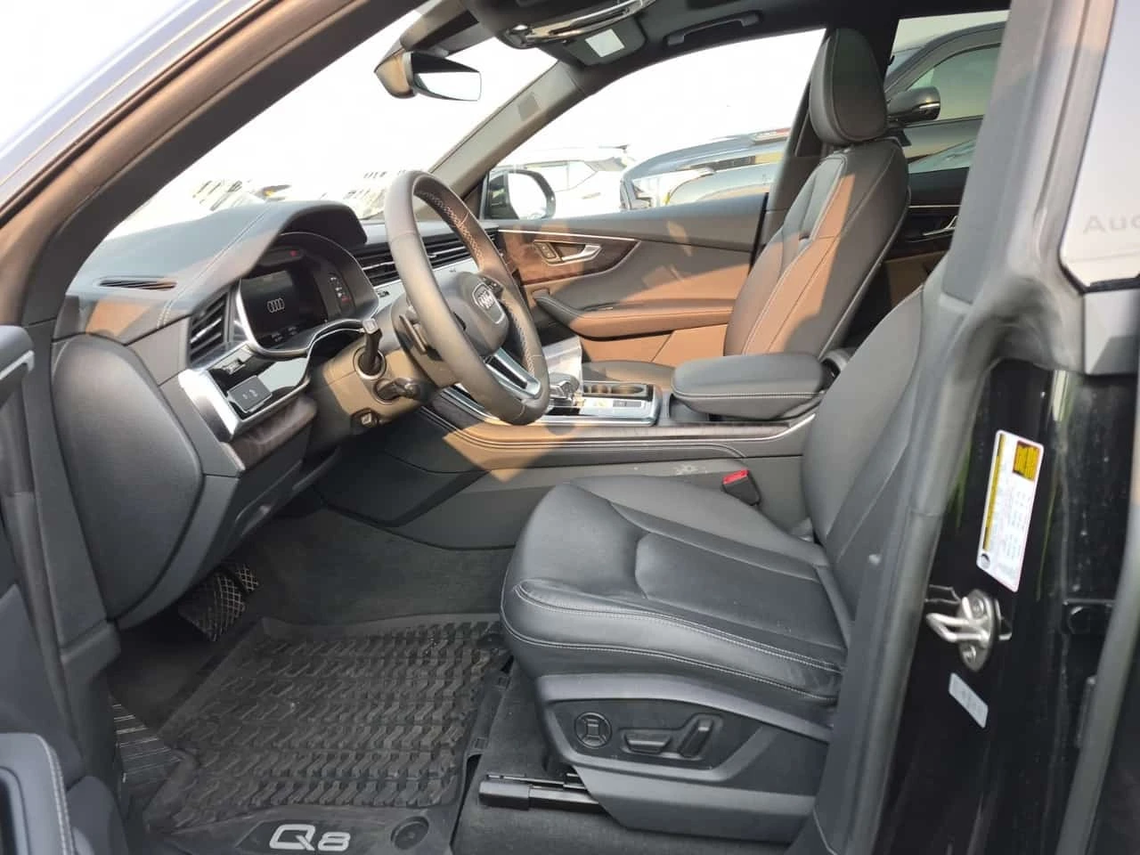 Audi Q8 * PROGRESSIVE * CARFAX * , снимка 5 - Автомобили и джипове - 56301024