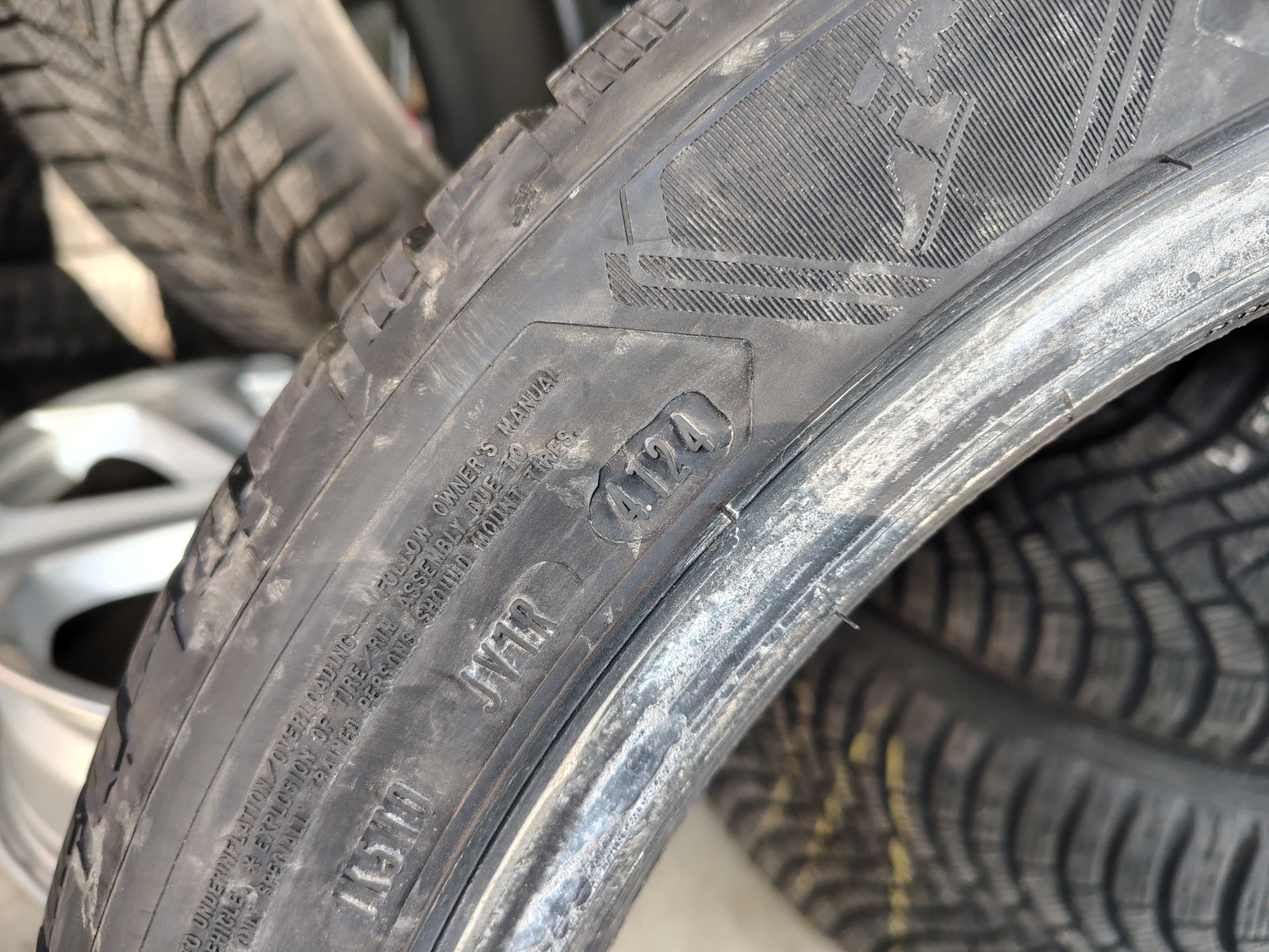 Гуми Зимни 235/45R18, снимка 6 - Гуми и джанти - 55844296