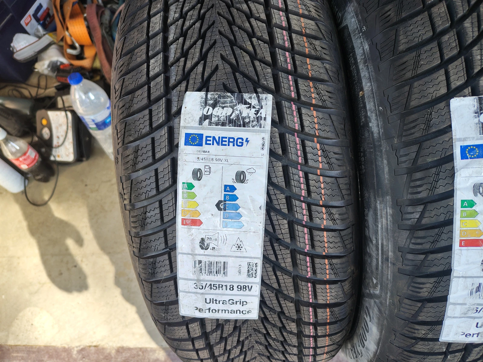 Гуми Зимни 235/45R18, снимка 3 - Гуми и джанти - 55844296
