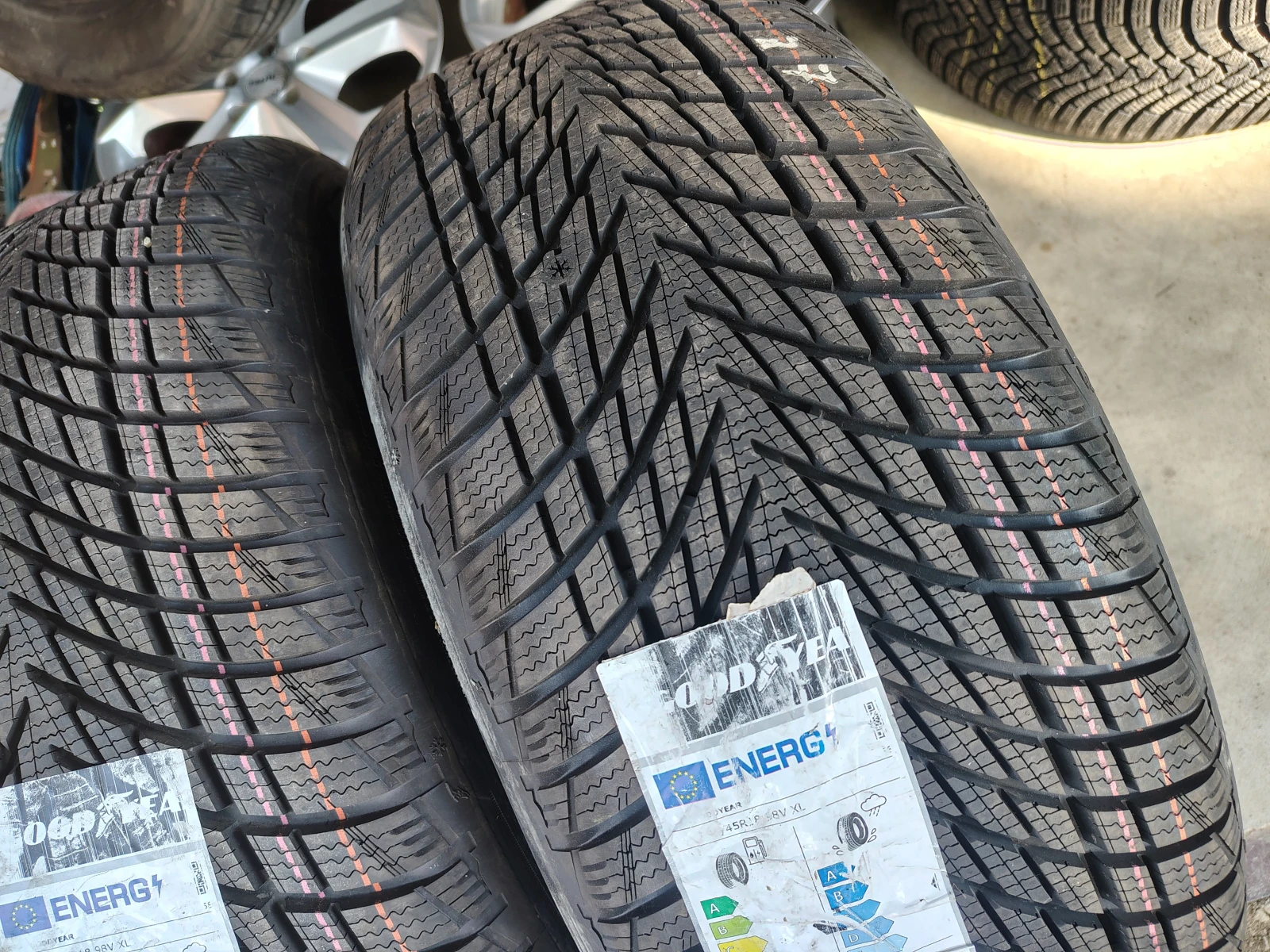Гуми Зимни 235/45R18, снимка 2 - Гуми и джанти - 55844296
