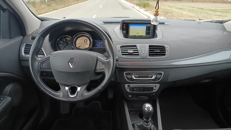 Renault Megane 1.5 dci, снимка 9 - Автомобили и джипове - 52701341