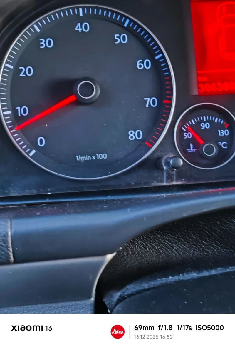 VW Touran 2.0 FSI, снимка 13 - Автомобили и джипове - 52816326