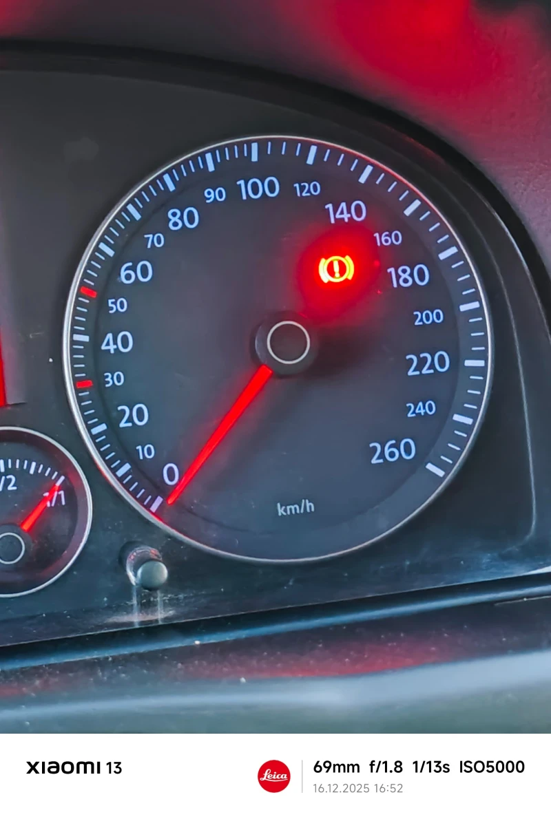 VW Touran 2.0 FSI, снимка 12 - Автомобили и джипове - 52816326