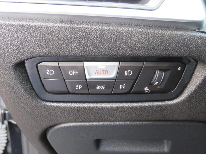 BMW 330 * 330i xDrive Sedan w/Navi Camera Sunroof Leather , снимка 13 - Автомобили и джипове - 52892113