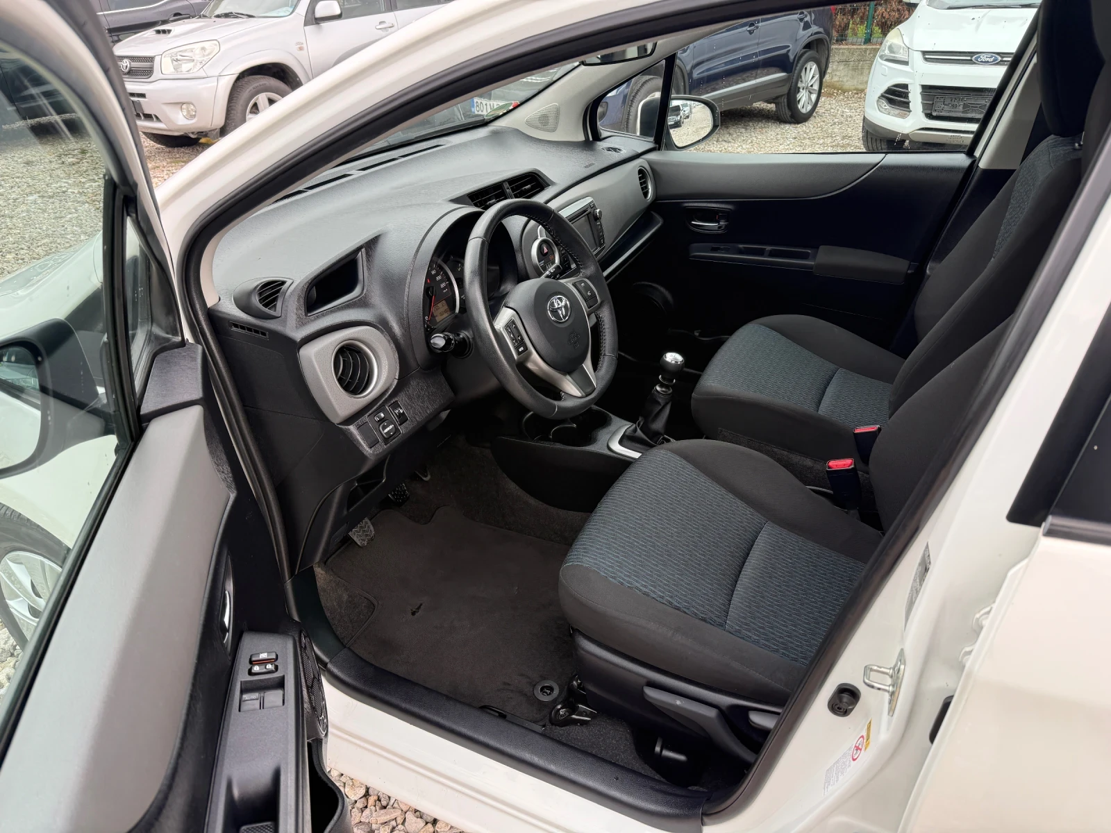 Toyota Yaris 1.3 i, снимка 7 - Автомобили и джипове - 54012560