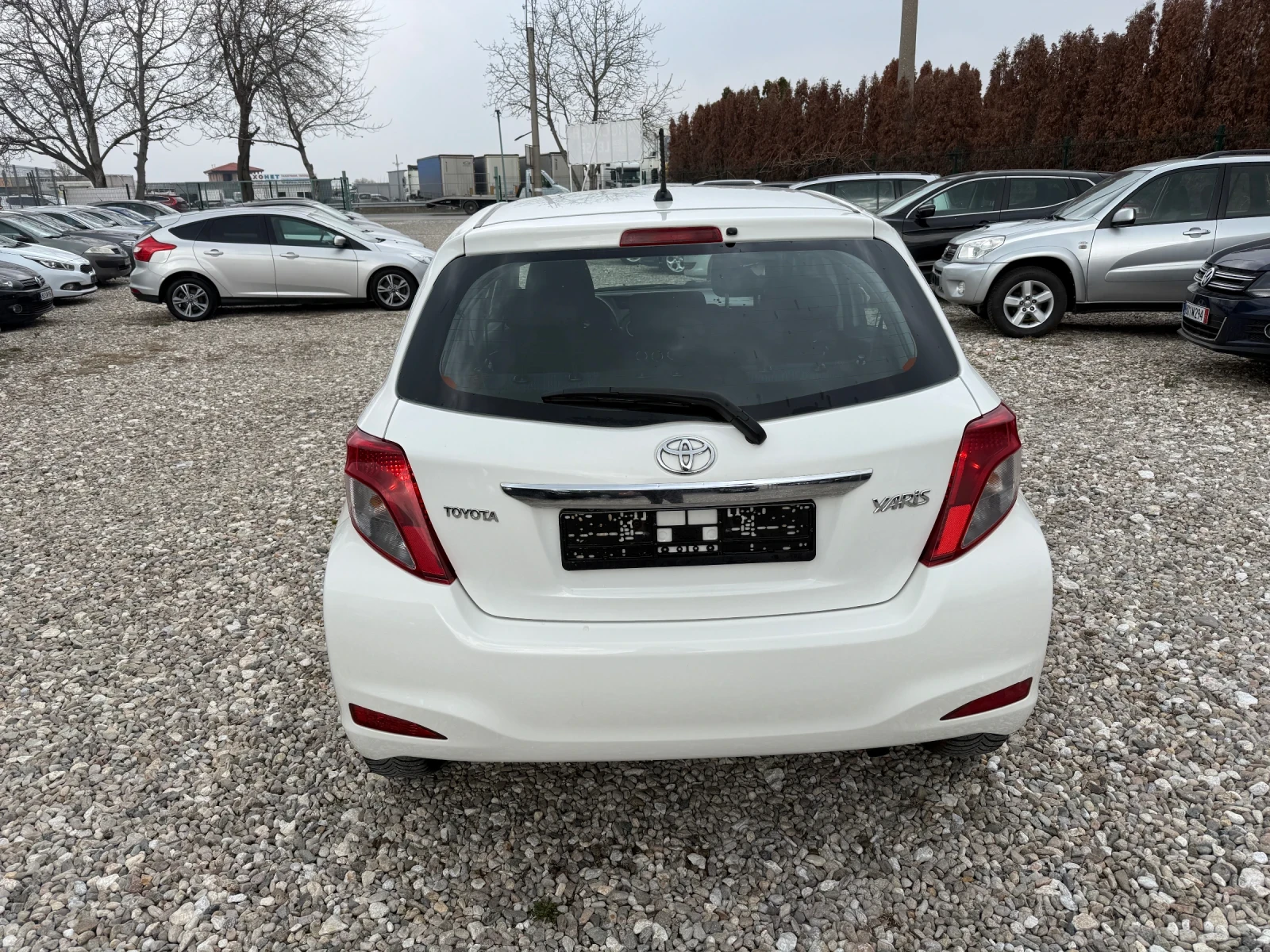 Toyota Yaris 1.3 i, снимка 5 - Автомобили и джипове - 54012560