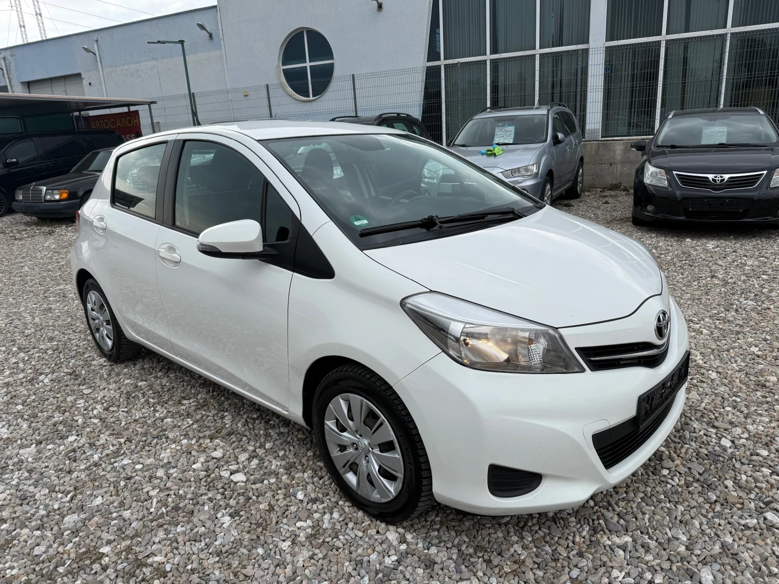 Toyota Yaris 1.3 i, снимка 3 - Автомобили и джипове - 54012560