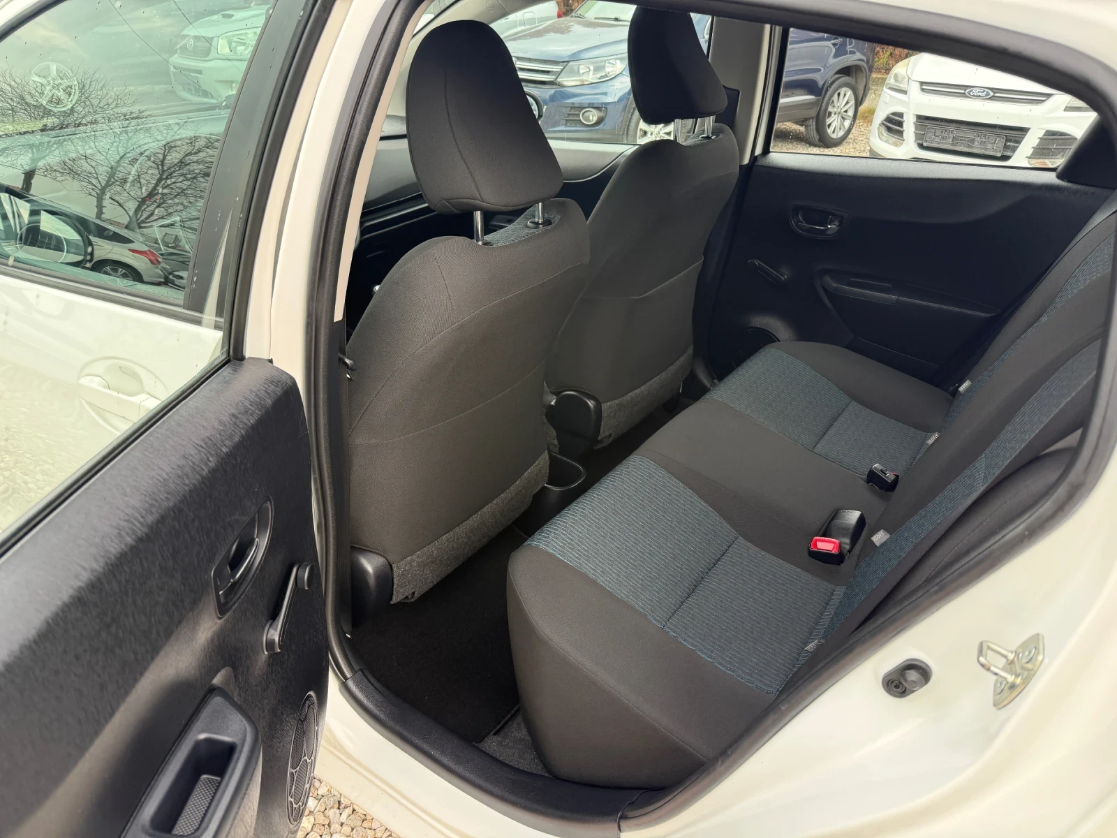 Toyota Yaris 1.3 i, снимка 8 - Автомобили и джипове - 54012560