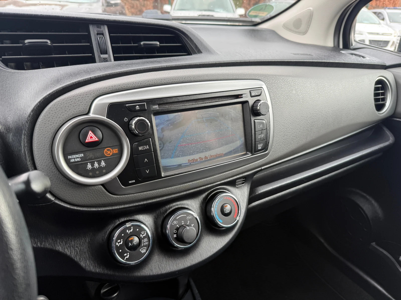 Toyota Yaris 1.3 i, снимка 13 - Автомобили и джипове - 54012560