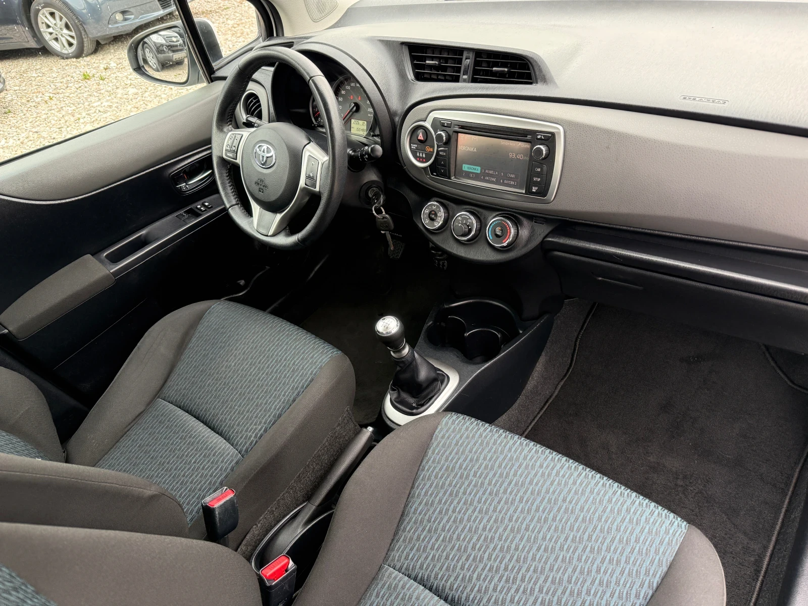Toyota Yaris 1.3 i, снимка 11 - Автомобили и джипове - 54012560