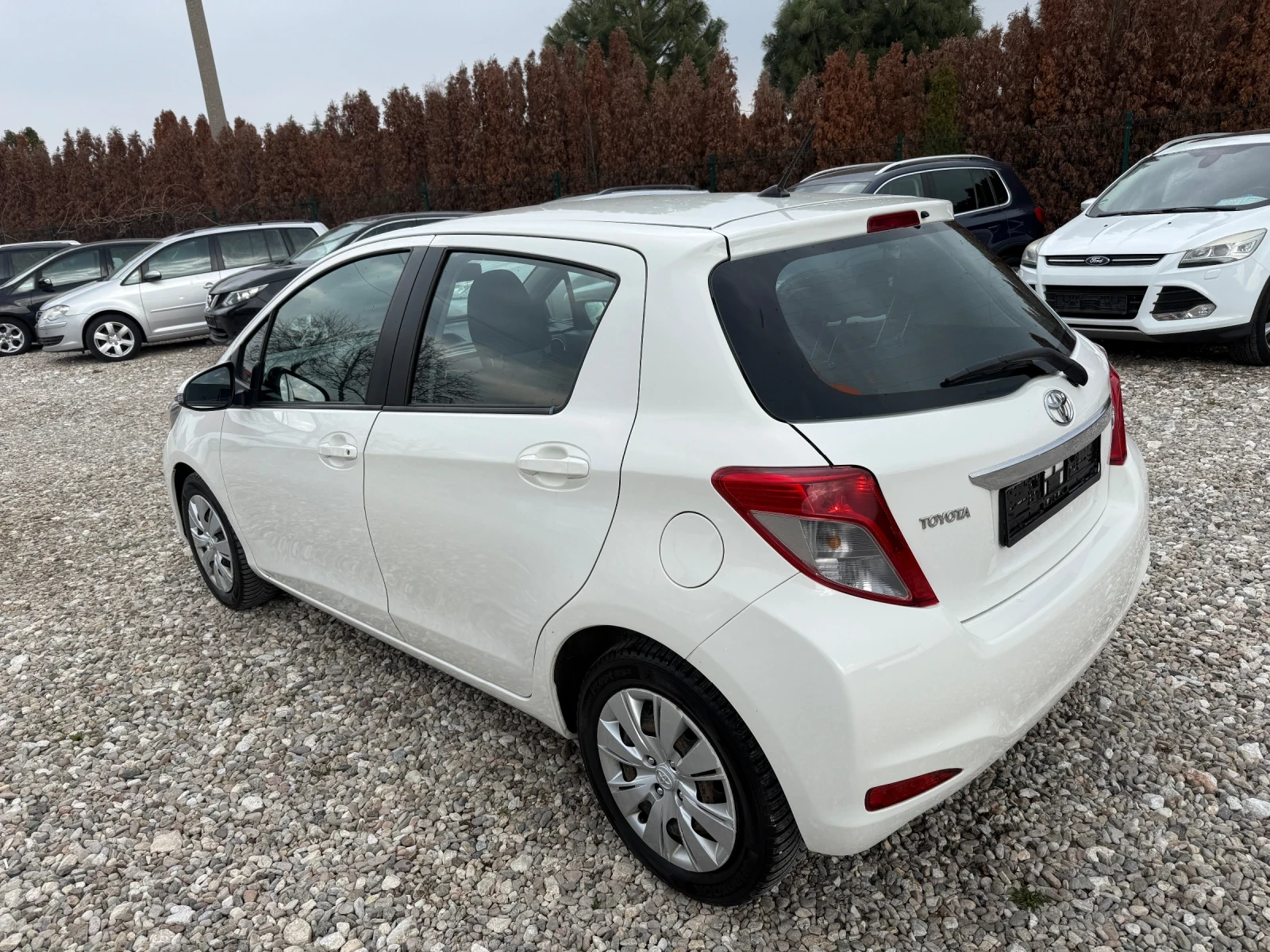 Toyota Yaris 1.3 i, снимка 6 - Автомобили и джипове - 54012560
