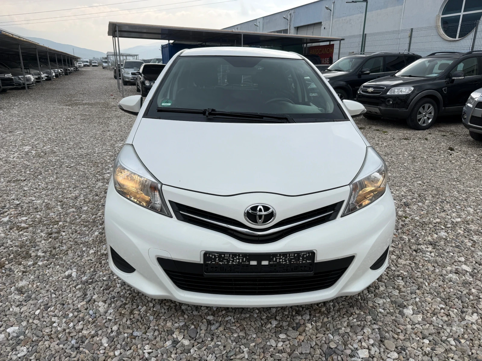 Toyota Yaris 1.3 i, снимка 2 - Автомобили и джипове - 54012560