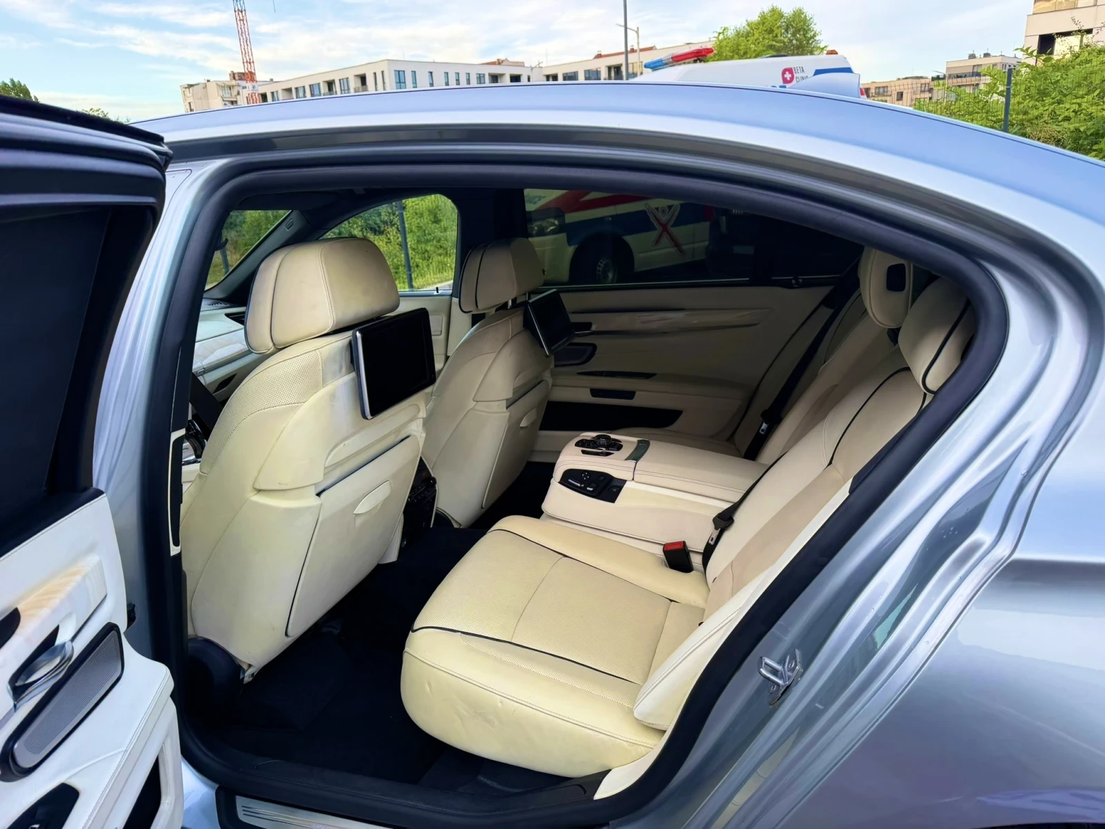 BMW 750, снимка 8 - Автомобили и джипове - 55323955