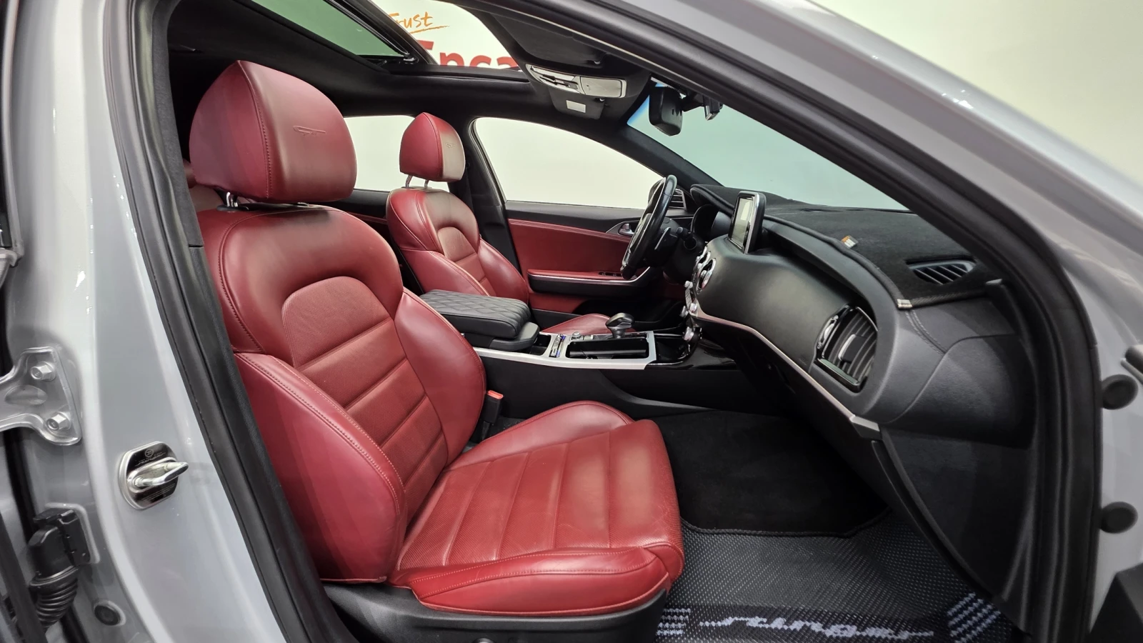 Kia Stinger 3.3* ЕЛ. БАГАЖНИК* BLIND SPOT* HUD* 360* КРАЙНА ЦЕ, снимка 10 - Автомобили и джипове - 56025509