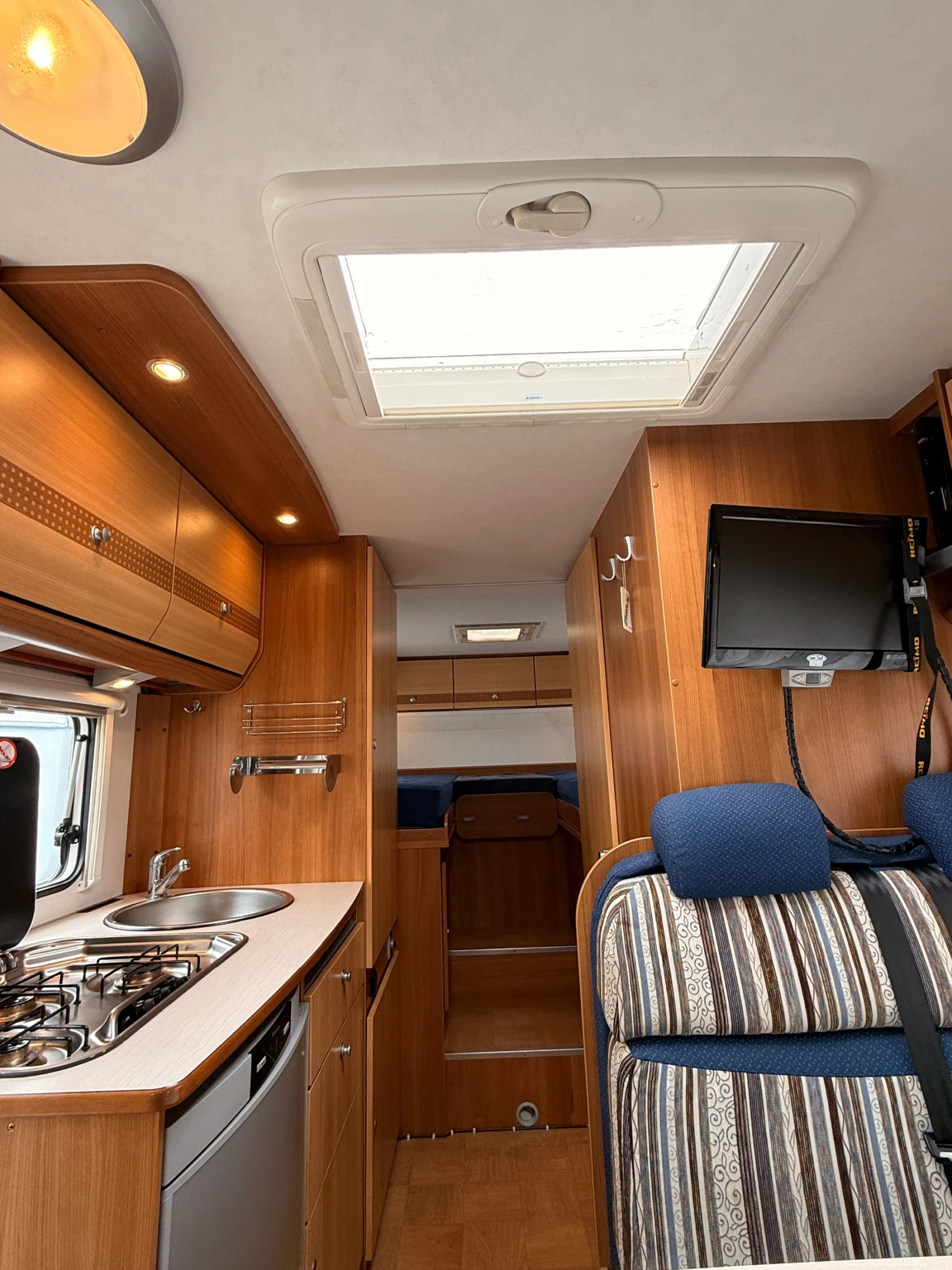 Кемпер Carado CaraLine T337, снимка 12 - Каравани и кемпери - 54092232