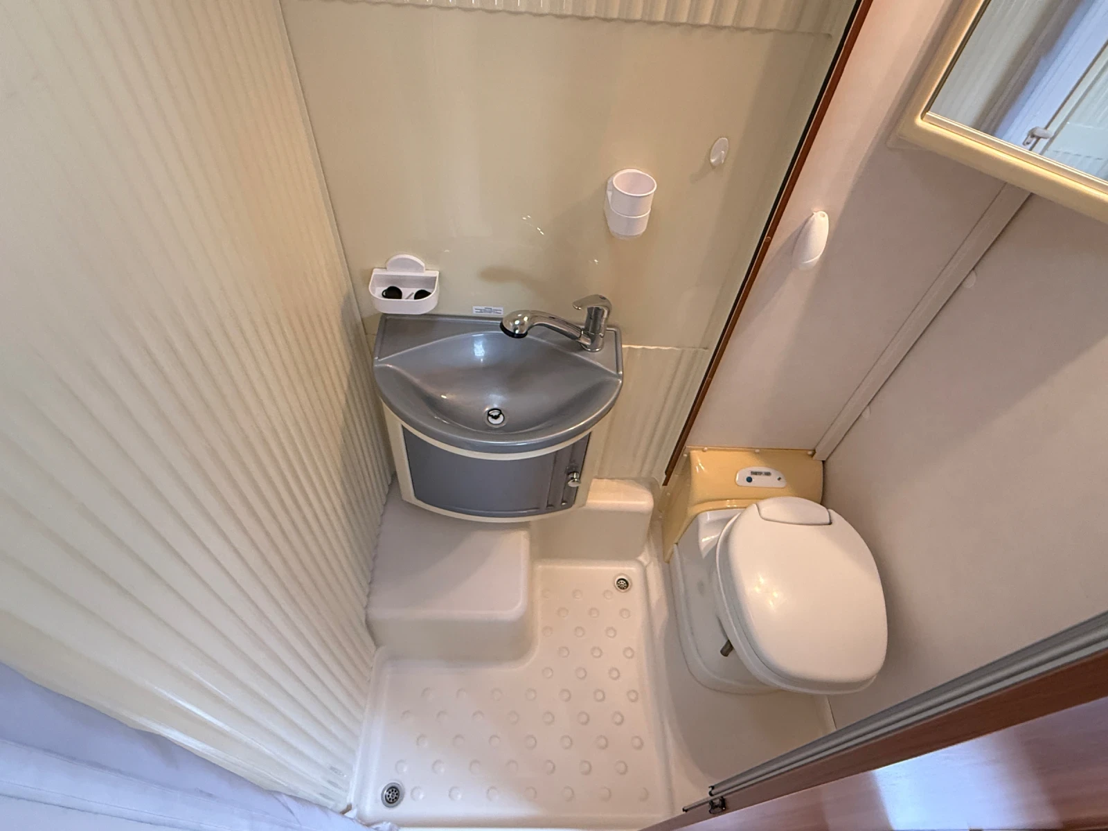 Кемпер Carado CaraLine T337, снимка 15 - Каравани и кемпери - 54092232