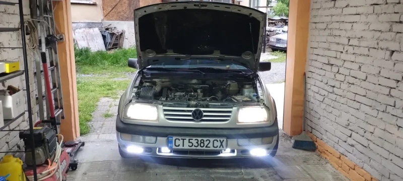 VW Vento, снимка 2 - Автомобили и джипове - 47981170