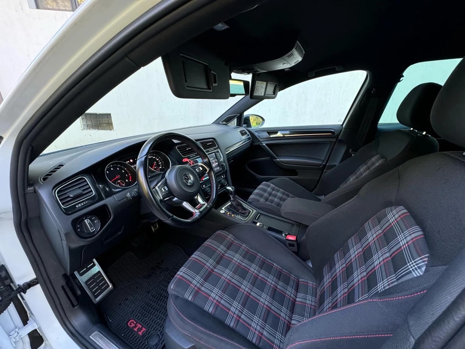 VW Golf GTI / 2.0TFSI / АВТОМАТИК - изображение 9