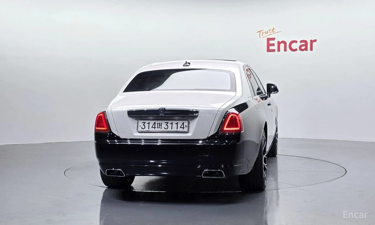 Rolls-Royce Ghost V12* 6.6* CUSTOM* 360 КАМЕРИ* ОБДУХВАНЕ* 2TONE, снимка 4 - Автомобили и джипове - 54623393