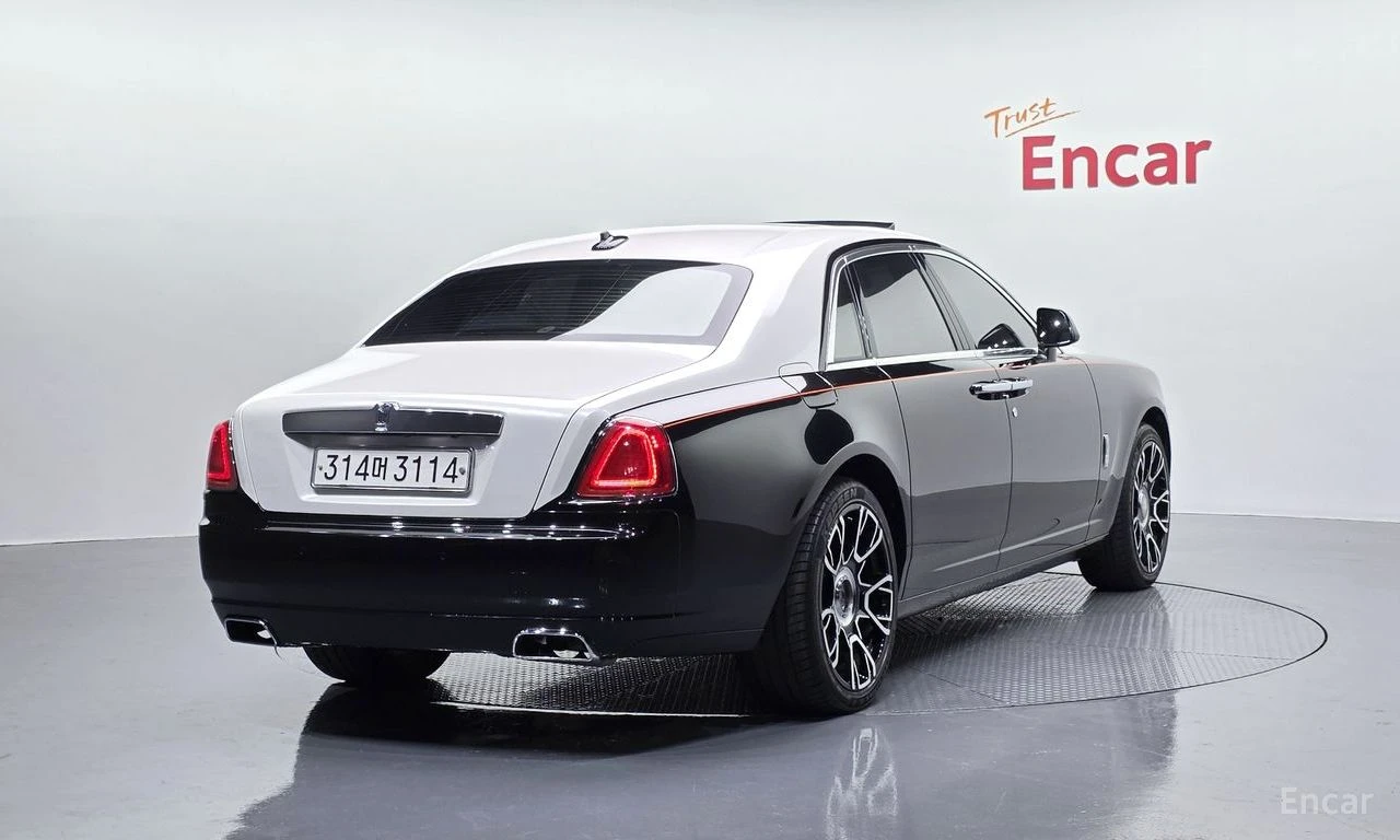 Rolls-Royce Ghost V12* 6.6* CUSTOM* 360 КАМЕРИ* ОБДУХВАНЕ* 2TONE, снимка 2 - Автомобили и джипове - 54623393