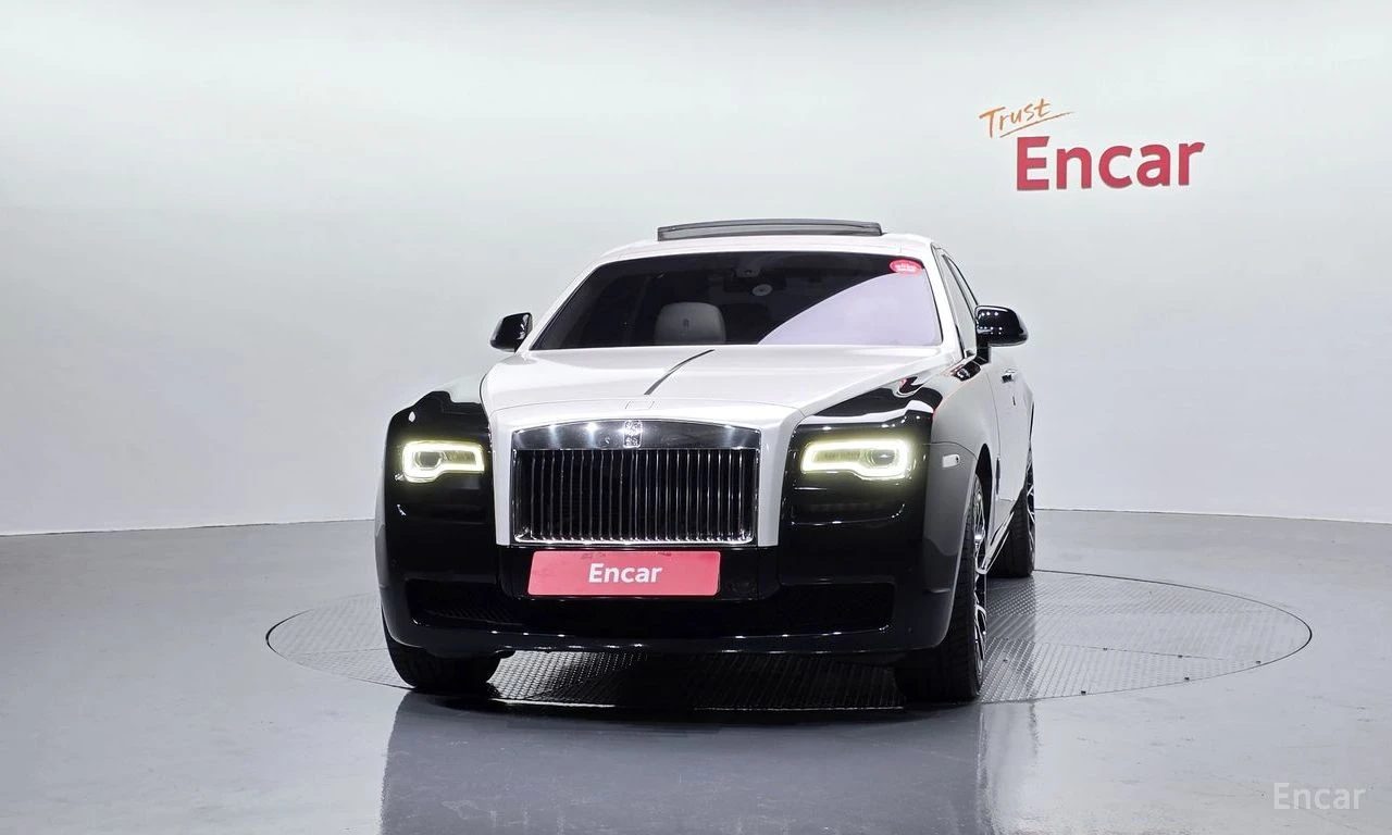 Rolls-Royce Ghost V12* 6.6* CUSTOM* 360 КАМЕРИ* ОБДУХВАНЕ* 2TONE, снимка 3 - Автомобили и джипове - 54623393
