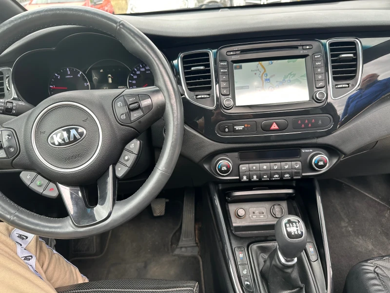 Kia Carens 1.7 135hp 7мест, снимка 11 - Автомобили и джипове - 52356653