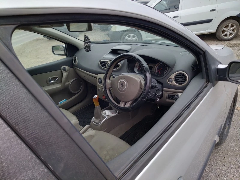 Renault Clio 1.4i, снимка 6 - Автомобили и джипове - 40575658