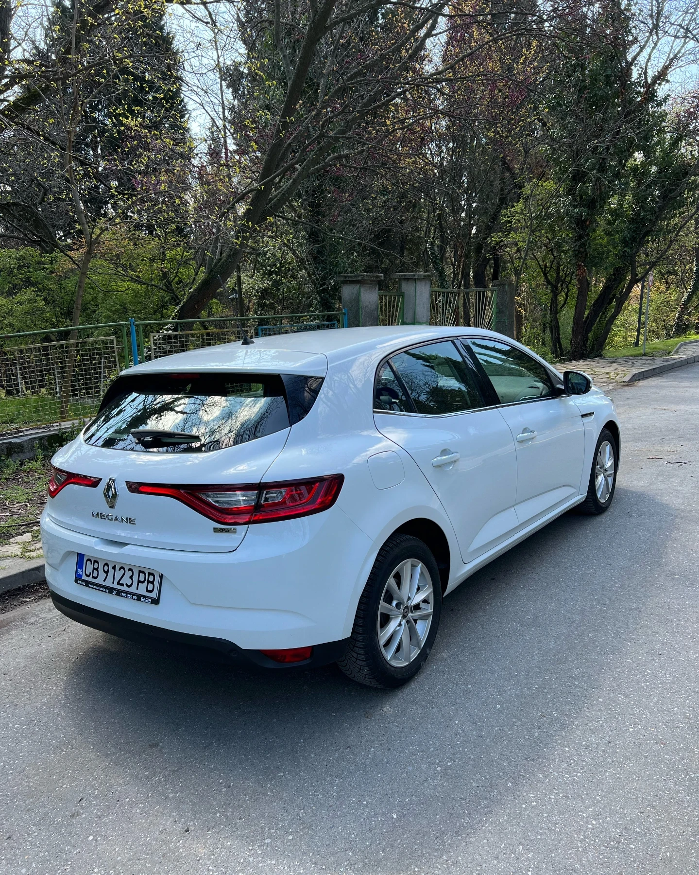 Renault Megane hatchback Zen Blue dCi 115 diesel Stop&Start BVM6 - изображение 4