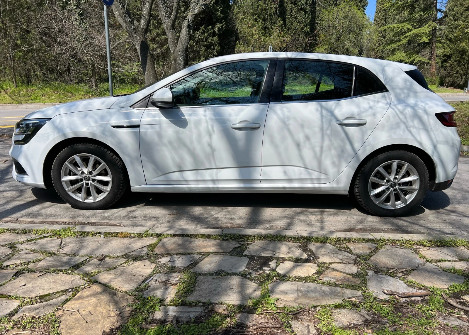Renault Megane hatchback Zen Blue dCi 115 diesel Stop&Start BVM6 - изображение 7