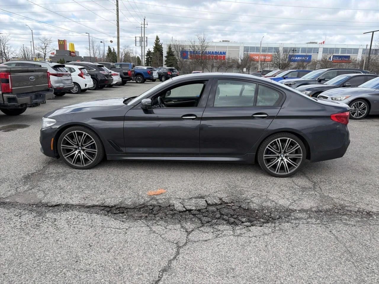 BMW 530 M-pkg* Harman/Kardon* HUD* 360* Soft-Close* Обдух, снимка 3 - Автомобили и джипове - 54409542
