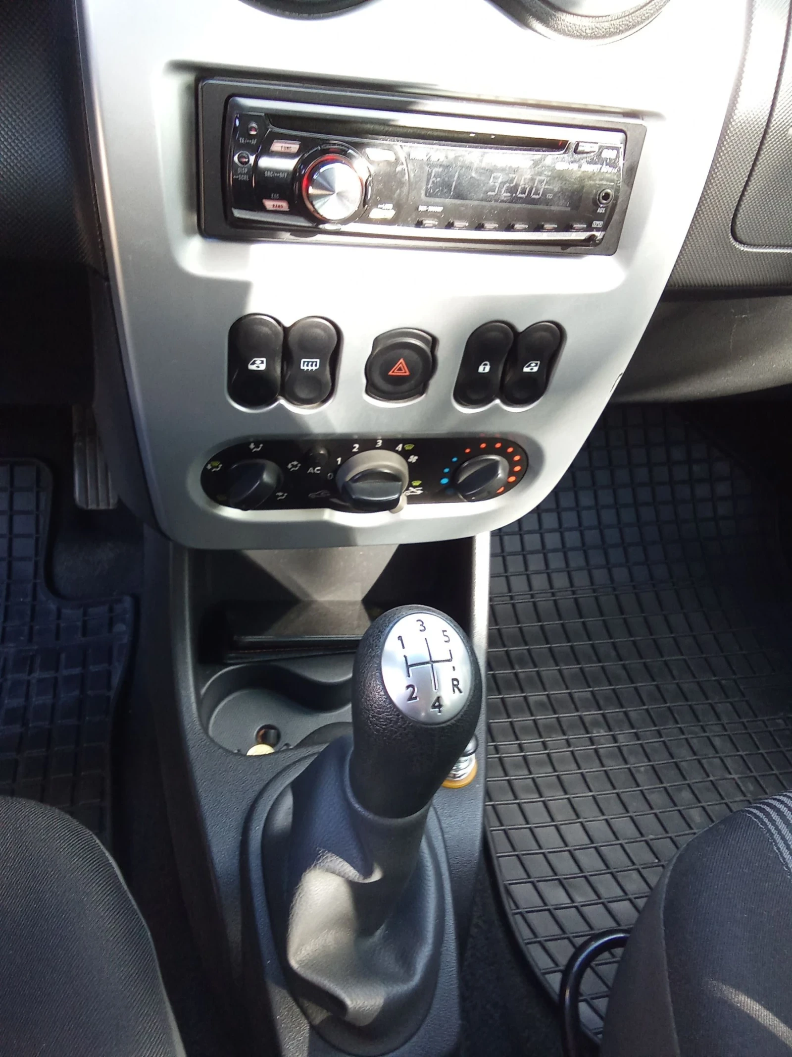 Dacia Sandero 1.6, снимка 9 - Автомобили и джипове - 54870546