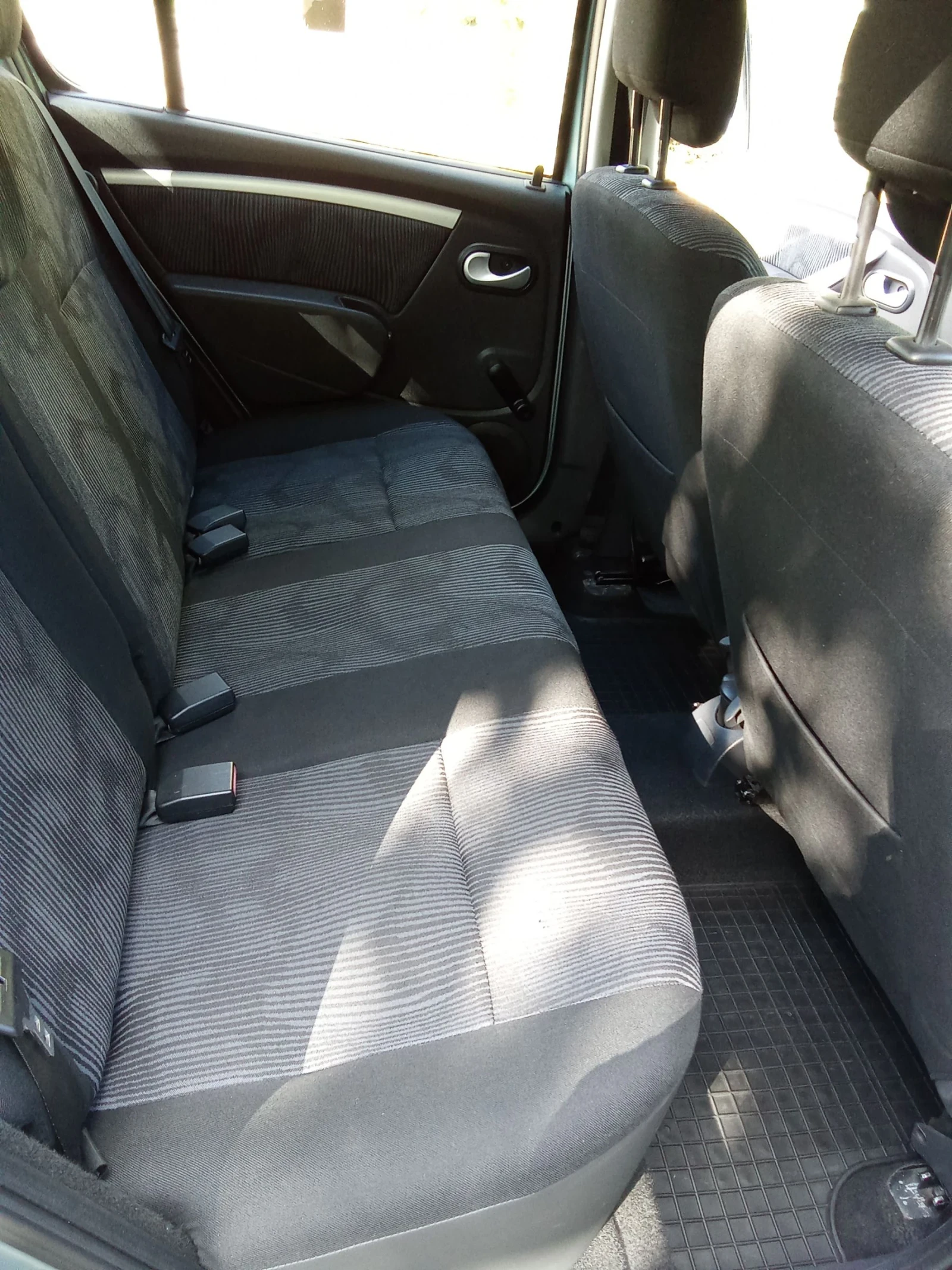 Dacia Sandero 1.6, снимка 7 - Автомобили и джипове - 54870546