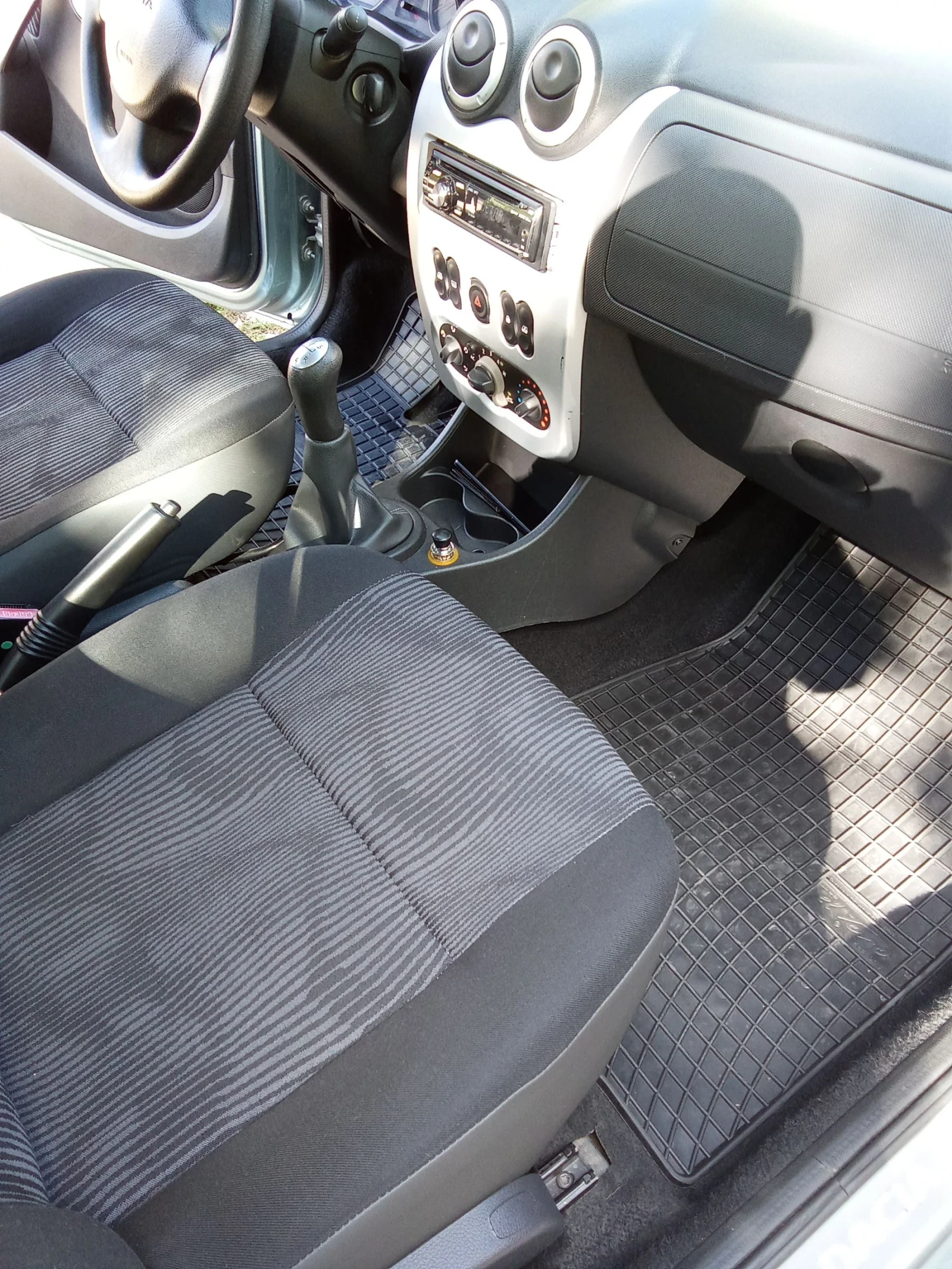 Dacia Sandero 1.6, снимка 6 - Автомобили и джипове - 54870546