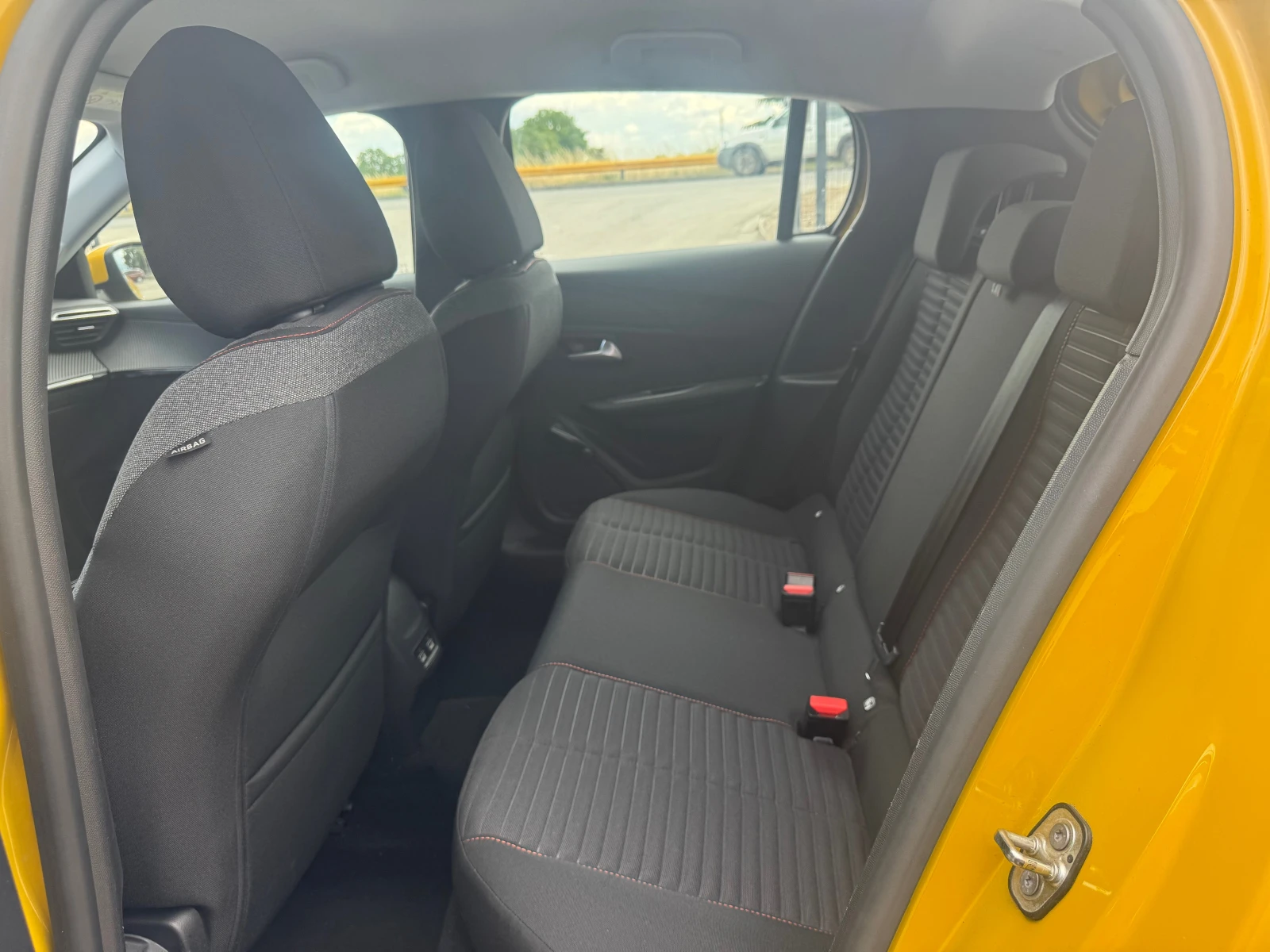 Peugeot 208, снимка 13 - Автомобили и джипове - 54930563